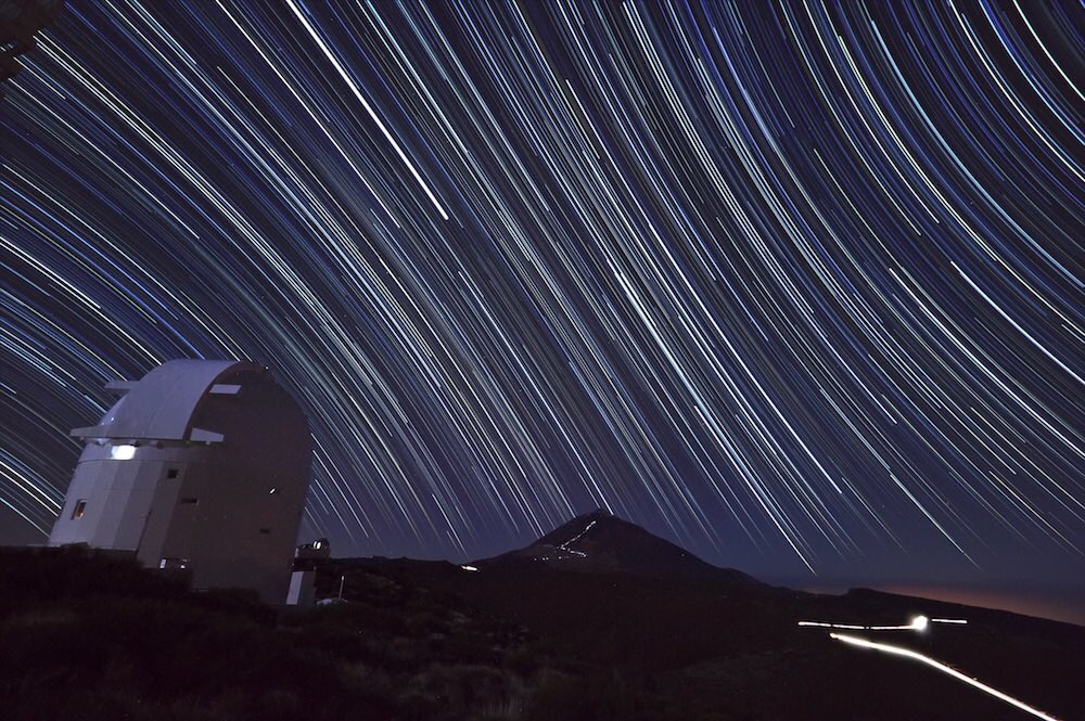 antmarcarr's tweet image. Startrails around the celestial equator under the dark skies of Teide observatory in Tenerife (Spain).