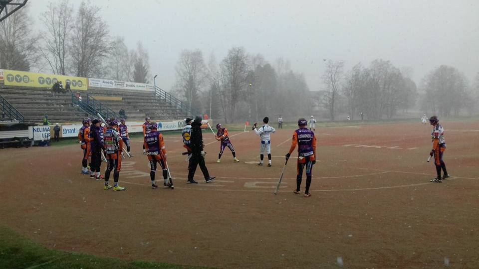 Jymyn A-pojat hakivat kolme pistettä Saarikentältä 2 - 0 (7-5, 6-1)! Parhaina palkittiin Jussi Korhonen ja Kalle-Tapio Huusko. #pesis #jymy