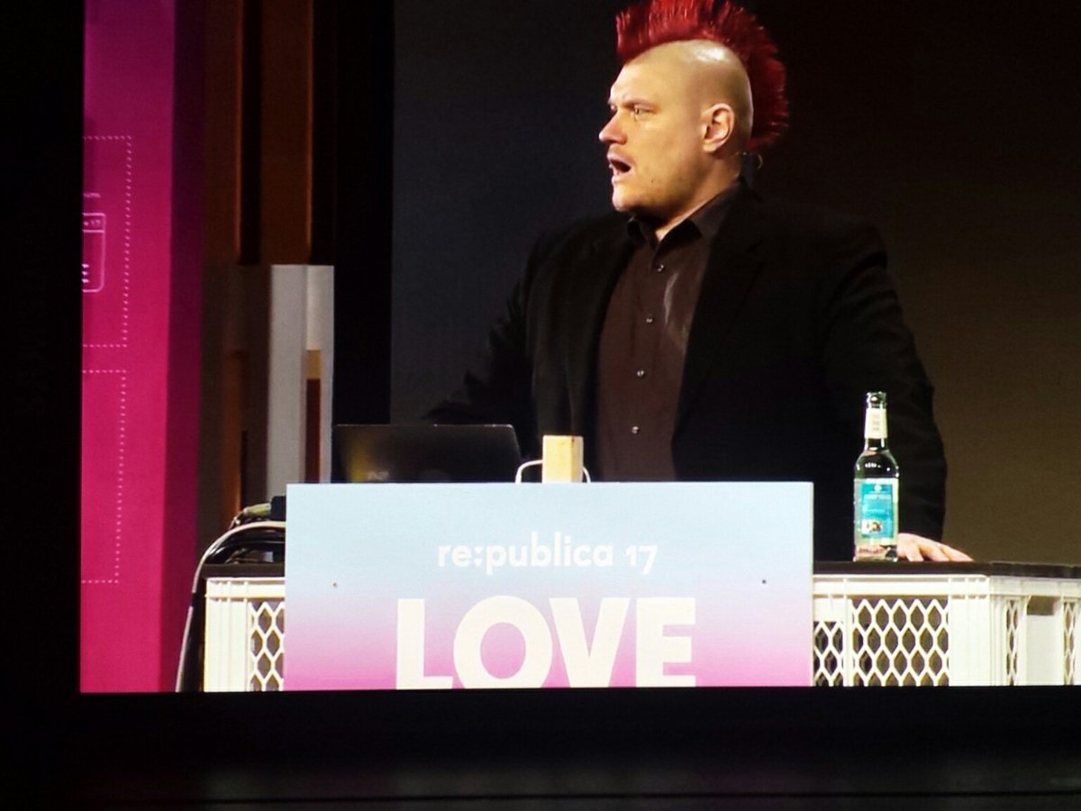 kehrseite's tweet image. Jetzt spricht @saschalobo &quot;Vom Reden im Netz&quot; #rp17 #LOVEoutLOUD #selbstexperiment