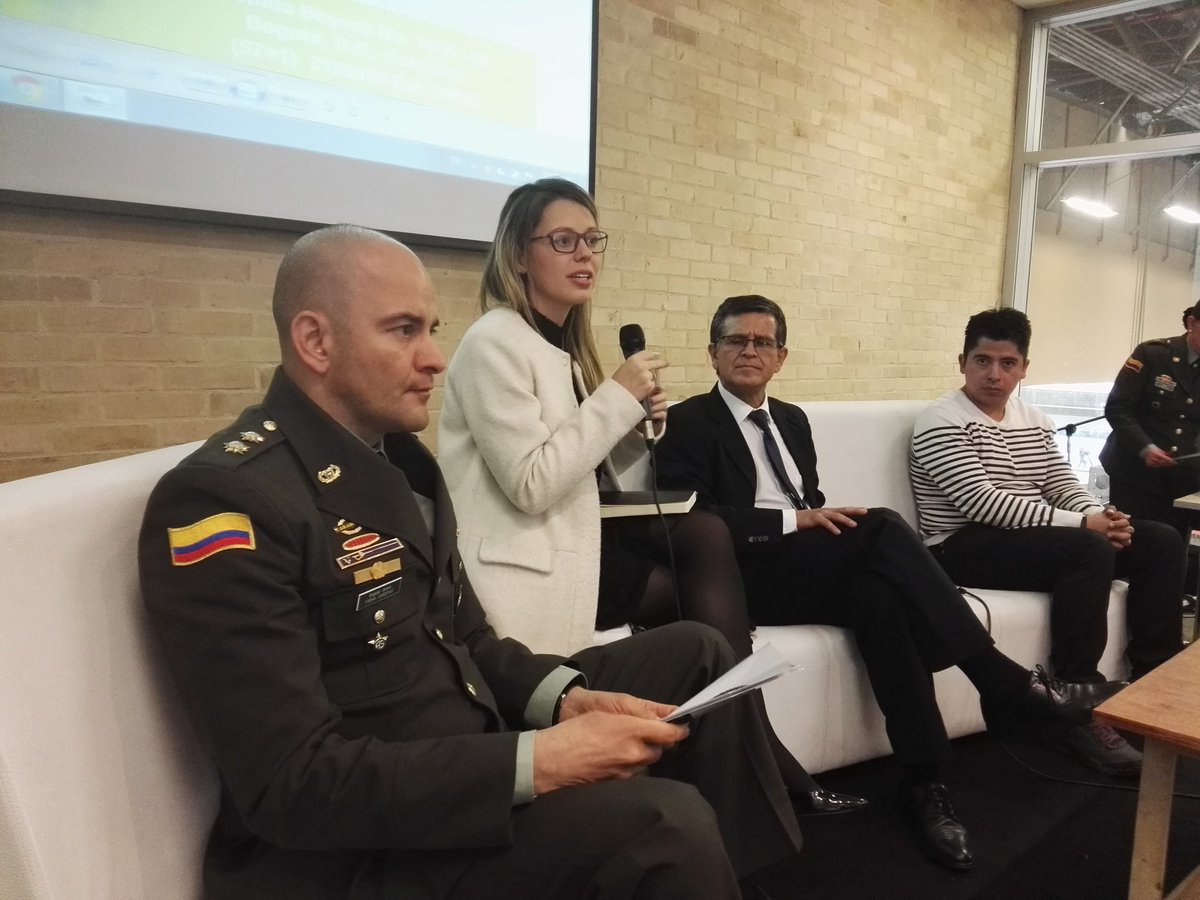 PosgradosPonal's tweet photo. #EnVivo conversatorio "Transformación y modernización Policial" @PosgradosPonal en #Filbo2017 ➡ https://t.co/FphIlSDHiS https://t.co/WjVw0hd738