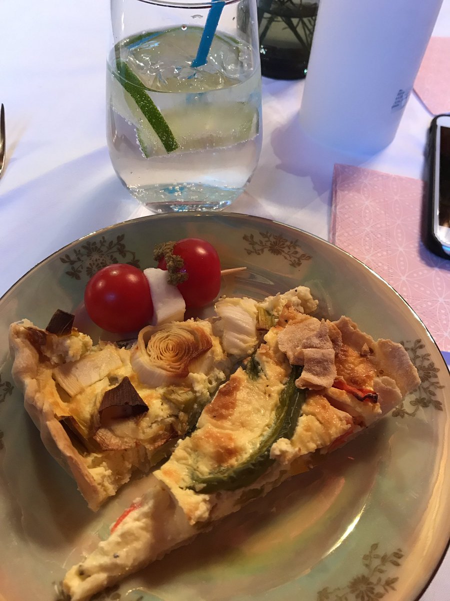 pumuckel87's tweet photo. Sideevent mit Quiche und GinTonic #nhdinner mit @mbirne10 #rp17 https://t.co/yXoXsMqZEI