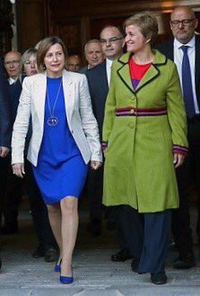 ernestomw's tweet photo. Y pensar que Barcelona llegó a ser una referencia en el mundo de la moda y el estilo. #forcadell #pruses #annasimo #fb Parecen de #Startrek https://t.co/NBa24bVvI9