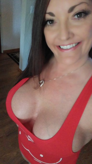 1 pic. Happy #MilfMonday #hellotitties 😈😎 https://t.co/CoT1NAUXRT