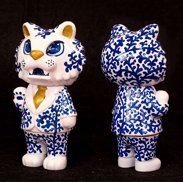 JavierJimenezXL's tweet photo. "Blue Spring" Tiger Boss painted by @Ravennacris and sold at ToyCon UK. #maxtoyco #tigerboss https://t.co/jVwj1XSpwg
