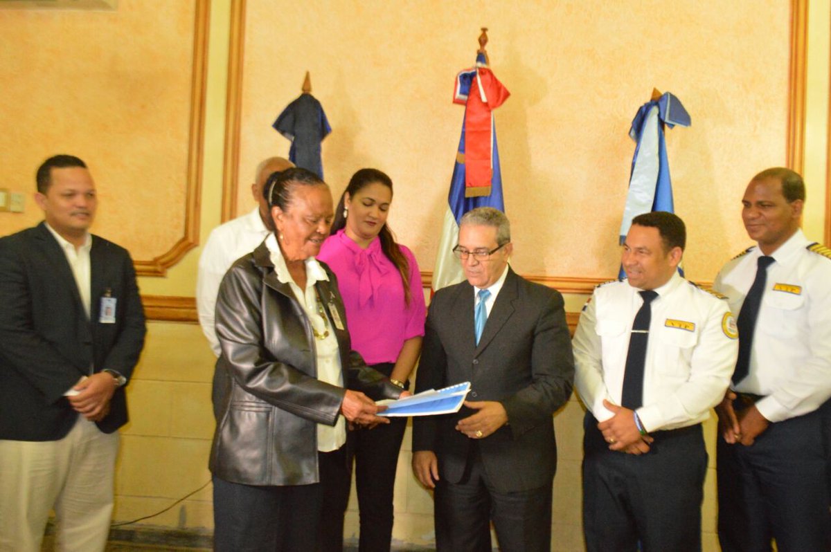 iseepenc_rd's tweet photo. Laura Mendieta, Enc. Registro y Archivo de la @ENAPRD entrega #BaseLegal de la institución a @YsmaeplPaniagua director de la entidad. https://t.co/cSwY1zKJqW