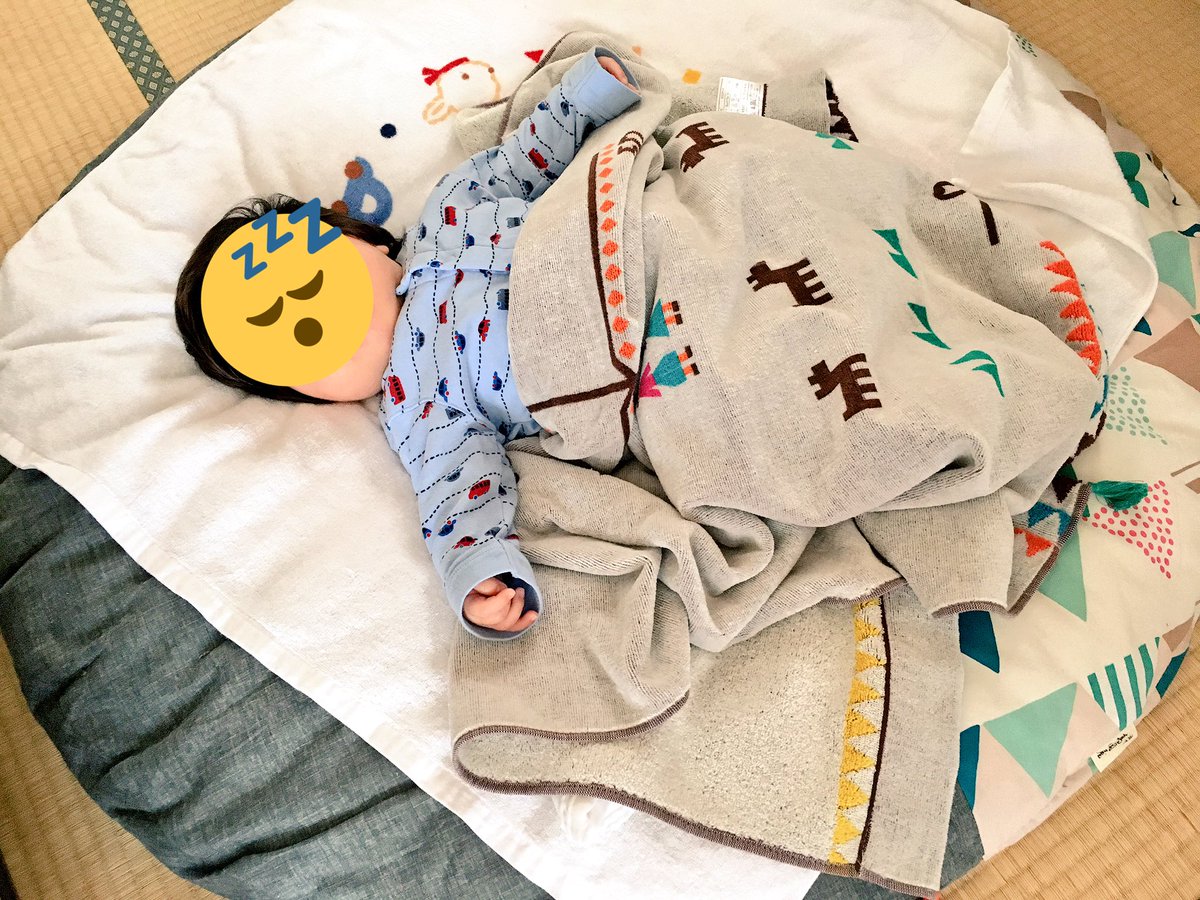 potekonet's tweet photo. 最近のムスコは寝すぎて心配なぐらい。ムスメを上回るねぼすけ君。せんべい座布団がお気に入りで、今も5時半の授乳からずっと爆睡中。ここに転がすとほんっとよく寝るし、なんしか昼も夜もずーっとセルフですぐ寝る。まともに泣いたりするのは夕方ぐらい^^; #2m6d https://t.co/CAJESmnHGM