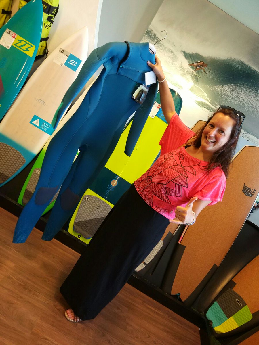 MasKite1's tweet photo. Nuestra clienta Ceci ya tiene su #neopreno #ION!! 🤘👑
Consigue el tuyo en #maskite!! 🔝👌#kitegirl #surfgirl #kitesurf #surf #LaManga https://t.co/meH5XOPxFt