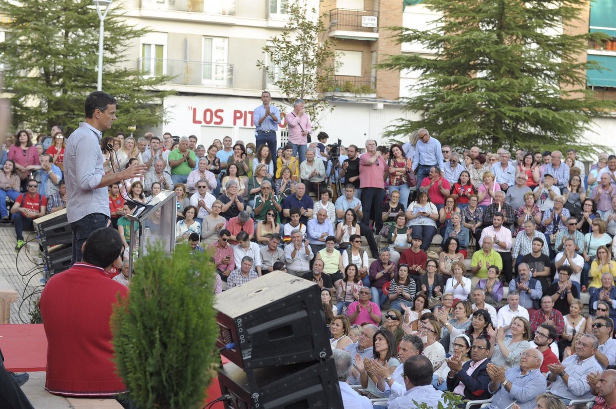 sanchezcastejon's tweet photo. No tendremos debate, sino un diálogo entre compañeros; de guante blanco y con deportividad para elegir entre dos modelos.
#DonBenito #SíesSí https://t.co/9FrZWkQOy8