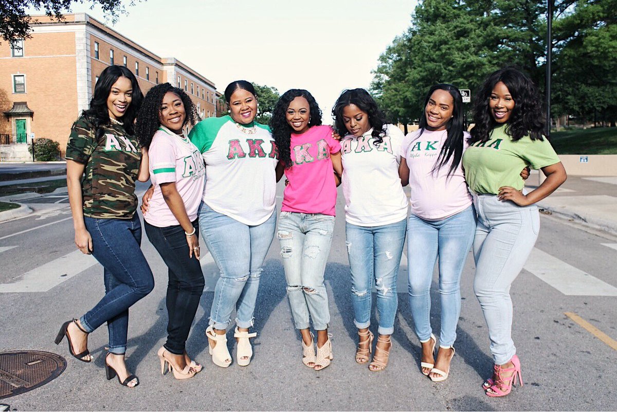 jaylinpalin's tweet photo. Gotta question for the streets 🗣

Who's hotter than thEM?🔥 💗💚 #GradSZN

📸: @BaeHoliday https://t.co/oxfL5pTHL3