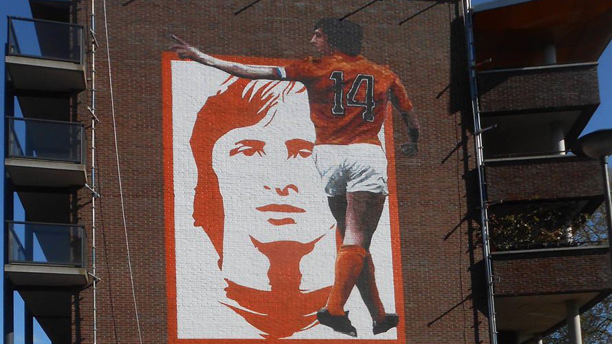 Eerste foto's te zien van metershoge Johan Cruijff-schildering at5.nl/s/HUa