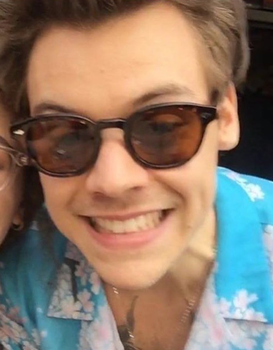 DM_fun_'s tweet image. Harry's music video is out! 

#SignOfTheTimesMusicVideo