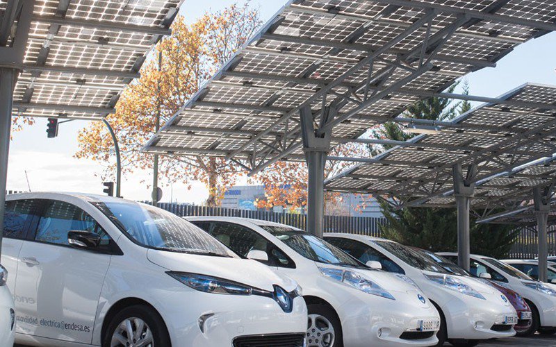 Endesa's tweet photo. La #emobility, imparable ¿Sabías que al cierre del año 2016 las ventas de eléctricos habían aumentado un 51,5%? https://t.co/WVnkhaEBFA https://t.co/NZAJjjRrTD