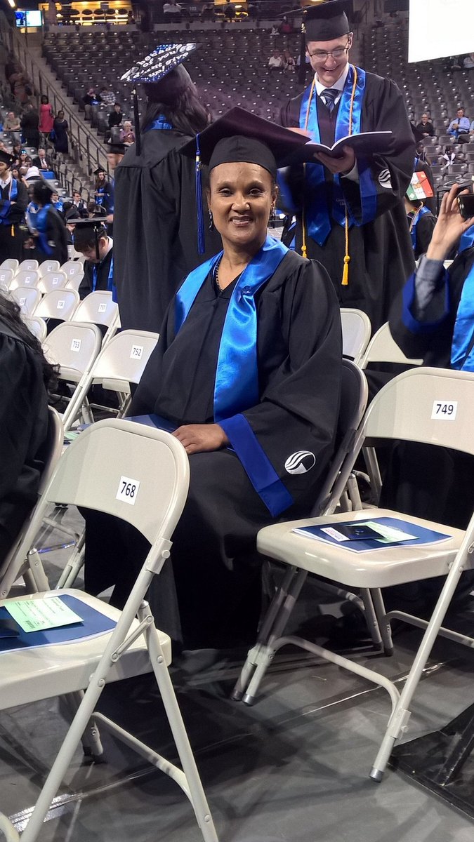 sweattfit's tweet photo. PERFECTION at its best. Congratulations Auntie Val! @GeorgiaStateU #GSU17 https://t.co/t8dnrcAVUW
