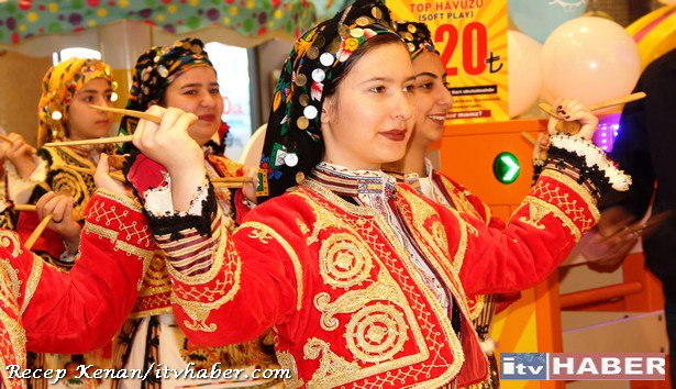 RecepKenan's tweet photo. ATAFEST KAPSAMINDA ATAŞEHİR HEM YIL SONU SERGİSİ AÇILDI
https://t.co/2NLWrKrz9c
#Ataşehir #ATAFEST #HalkEğitimMerkezi #Sergisi #BelmaSatır https://t.co/aoj9pptReQ