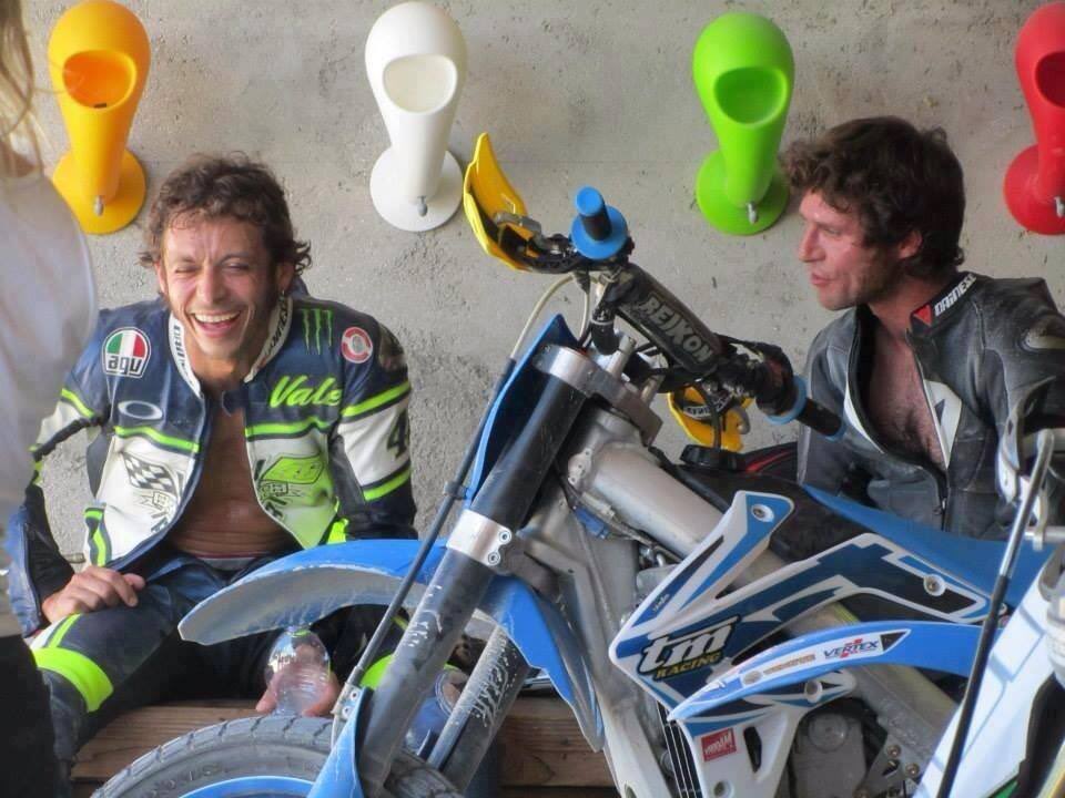 LoveGuyMartin's tweet photo. @ValeYellow46 + @guymartinracing = ❤️ #captioncompetition https://t.co/ARdHWFxq0P