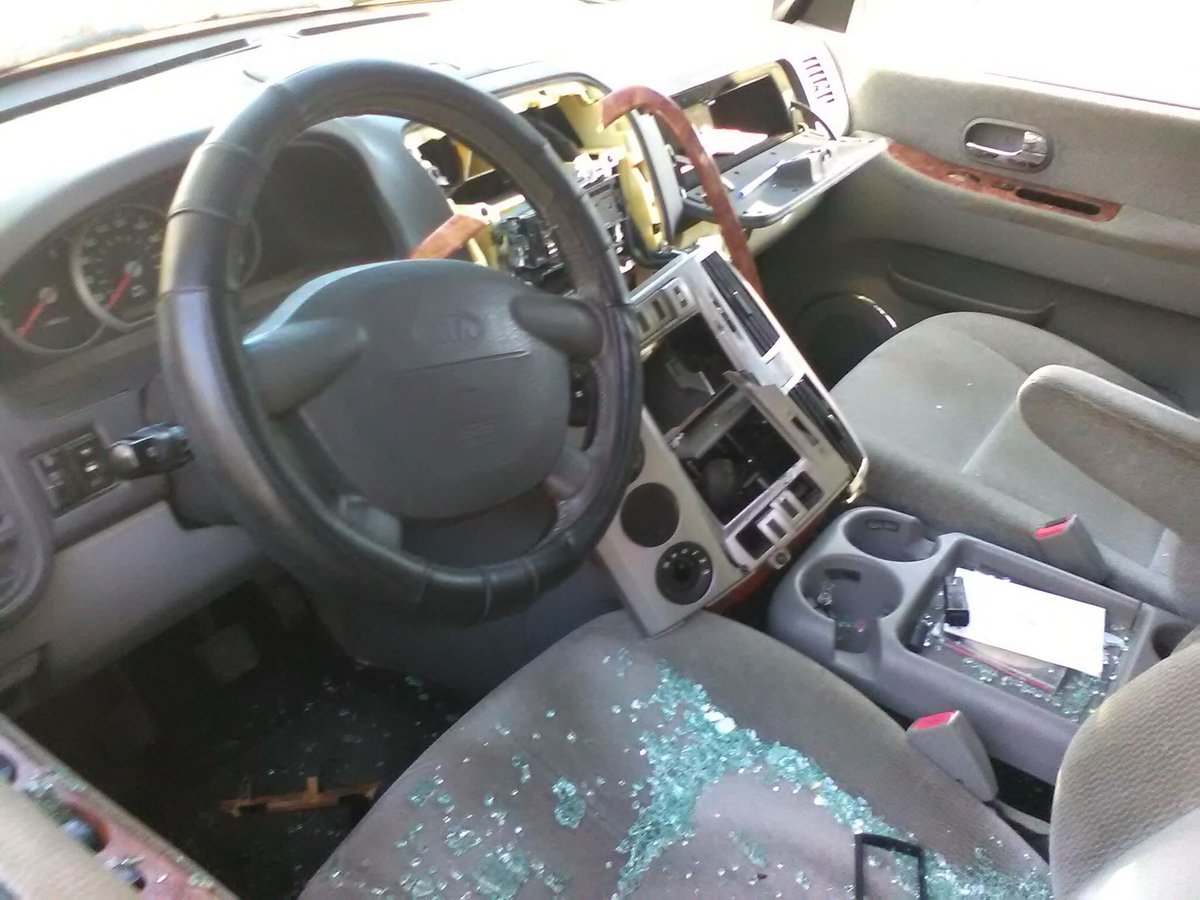 Tablada_es's tweet photo. Coches destrozados, botellones y llamadas a la policia inatendidas. @Ayto_Sevilla porque tenemos que soportar esto? https://t.co/AMc847otXN https://t.co/g9GTH8zjta