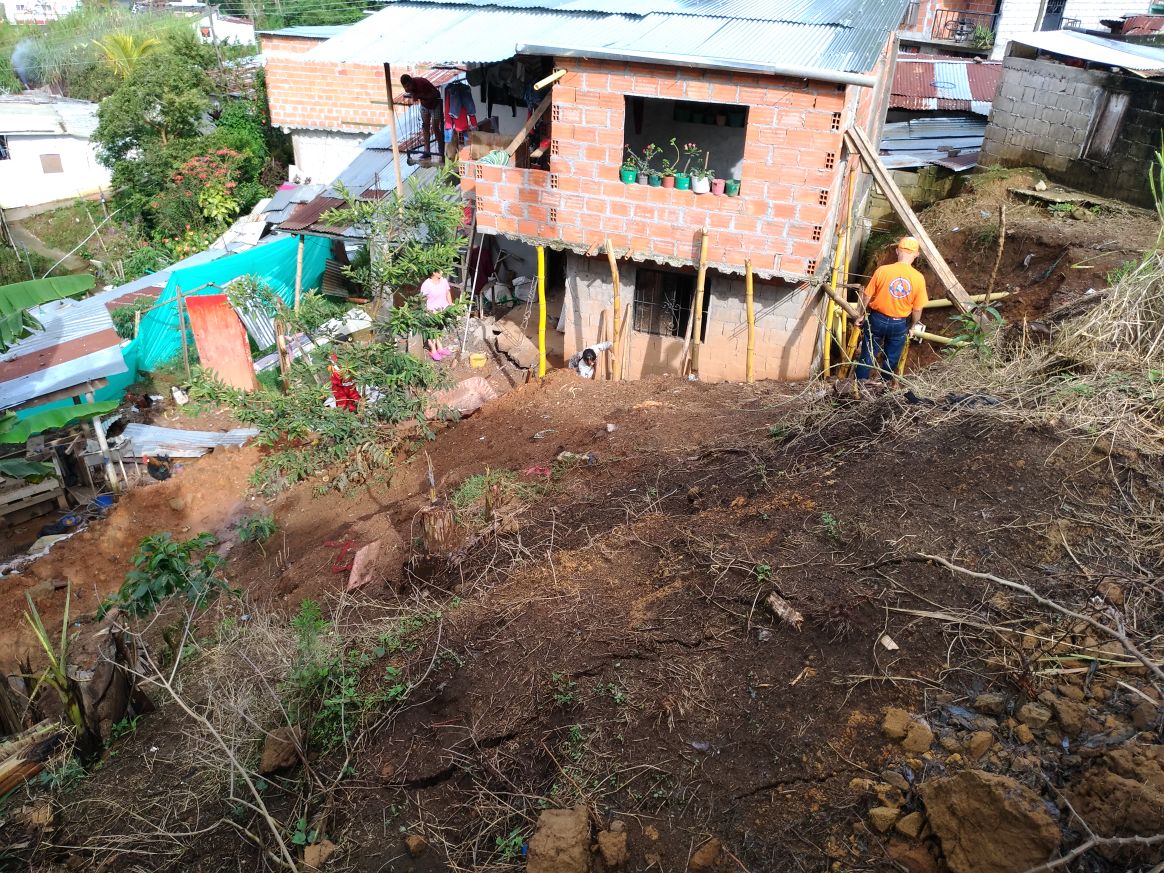 vozdeltolima's tweet photo. 5 familias fueron evacuadas de manera preventiva por amenza de deslizamientos en B/Santa Ana de Fresno, Tolima. https://t.co/wZHMqm86DX