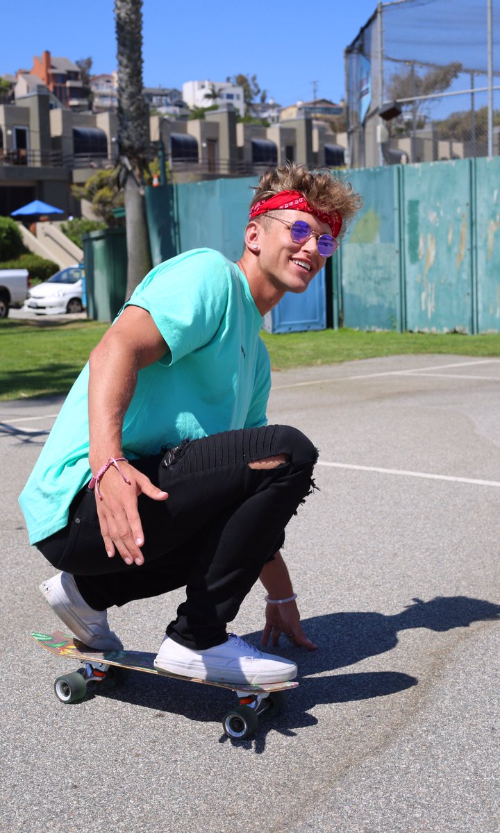 natekgarner's tweet photo. Red bandanas &amp; good vibes ✨ https://t.co/tjmznhTDQb