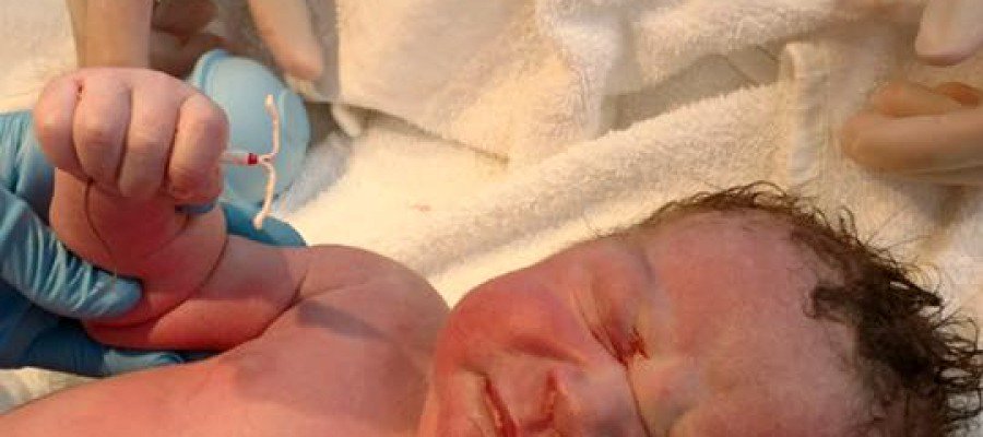 Un bebé nace con un dispositivo anticonceptivo en la mano atres.red/e5zzq2