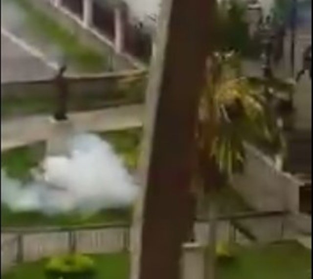 DiarioBqtoOfi's tweet photo. Lanzan bombas lacrimógenas en el colegio San José de Tarbes en El Paraíso #8May https://t.co/1oFoM1P7ky https://t.co/XdKOR3YD0w