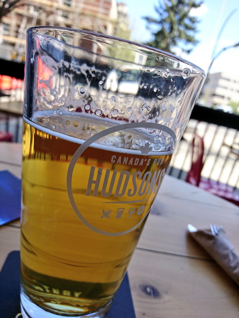 graphicdesignCB's tweet image. Never too early on a Monday, right?! #getbacktowork #CBGD #designlocal #beyourownboss #Hudsons #RedDeer #mondayafternoonbeer