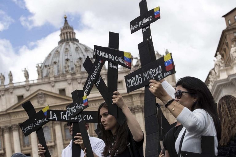 Merchebrz's tweet photo. En el Vaticano, ante el Papa, venezolanos elevan los nombres de sus compatriotas... https://t.co/qB0Mvvhge7 by #RossinhelC via @c0nvey https://t.co/xnLXi2KOSM