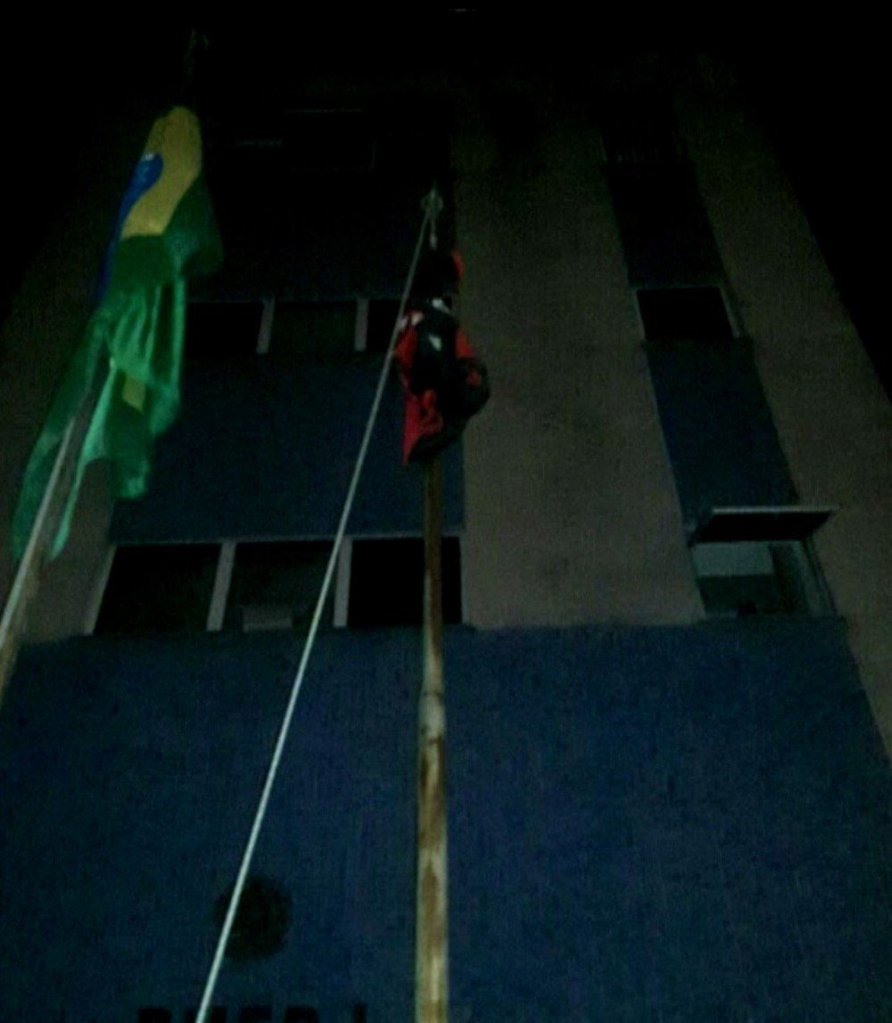 GrazielleV_'s tweet photo. Sargento da PM é preso por hastear bandeira do Flamengo em Batalhão no Rio https://t.co/FQsx5proKr #G1 by #g1 via @c0nvey https://t.co/t8tFtpPrqL