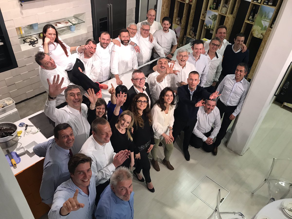 pino_zuliani's tweet photo. Cena #agecore #milano #personeoltreiconfini https://t.co/ik2NVFjibv