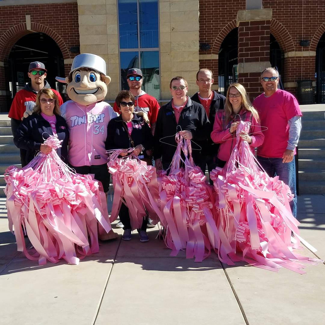TinCaps's tweet image. Johnny and Pitchers Jerry Keel and Logan Allen helped turn the town pink with Vera Bradley Breast Cancer Foundation today. #vbfoundation 🎀
