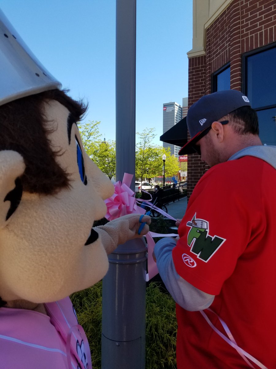 TinCaps's tweet image. Johnny and Pitchers Jerry Keel and Logan Allen helped turn the town pink with Vera Bradley Breast Cancer Foundation today. #vbfoundation 🎀