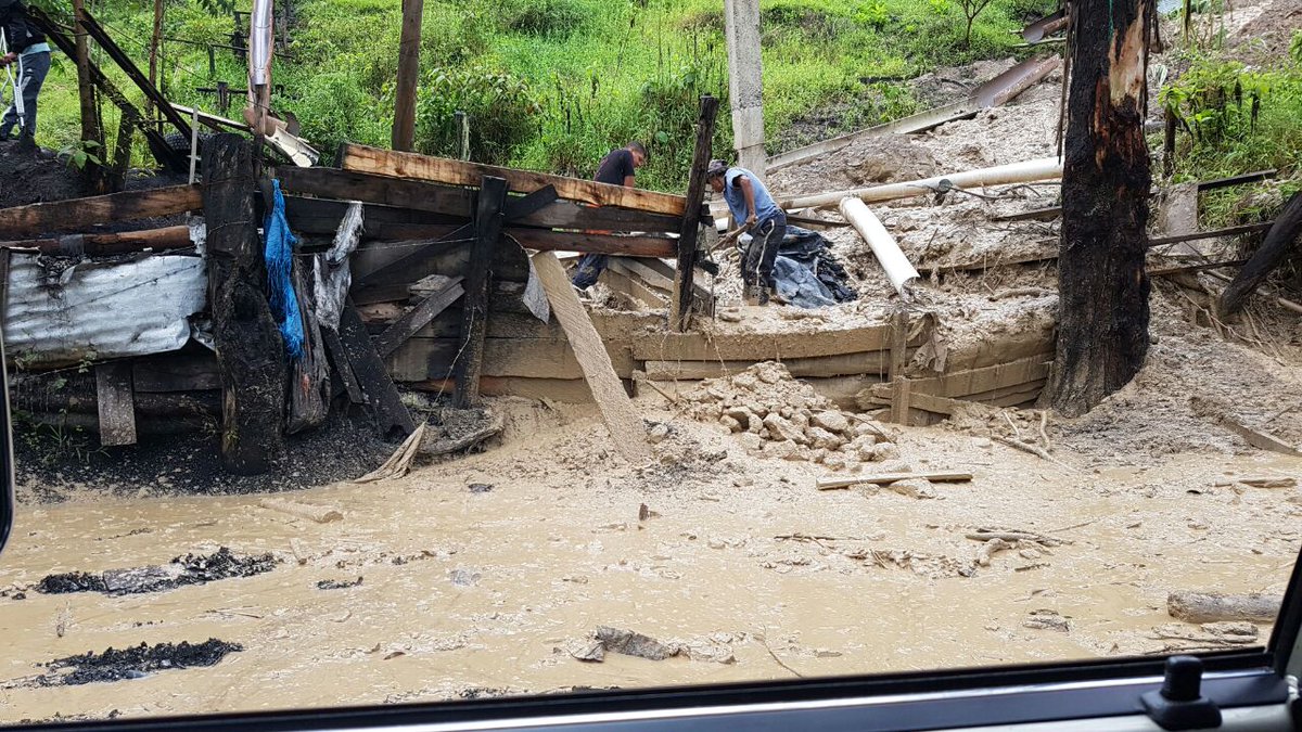 TxAngelopolis_'s tweet photo. Apoyo empresarial y d instituciones del Dpto permiten rápida acción en problemas ocasionados por ola invernal #Angelopolis @AlAngelopolis_ https://t.co/XPphH4efC1