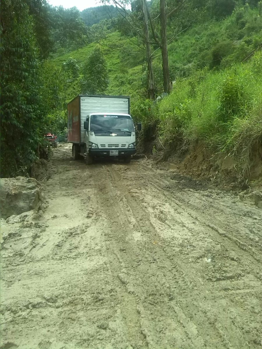 TxAngelopolis_'s tweet photo. Apoyo empresarial y d instituciones del Dpto permiten rápida acción en problemas ocasionados por ola invernal #Angelopolis @AlAngelopolis_ https://t.co/XPphH4efC1