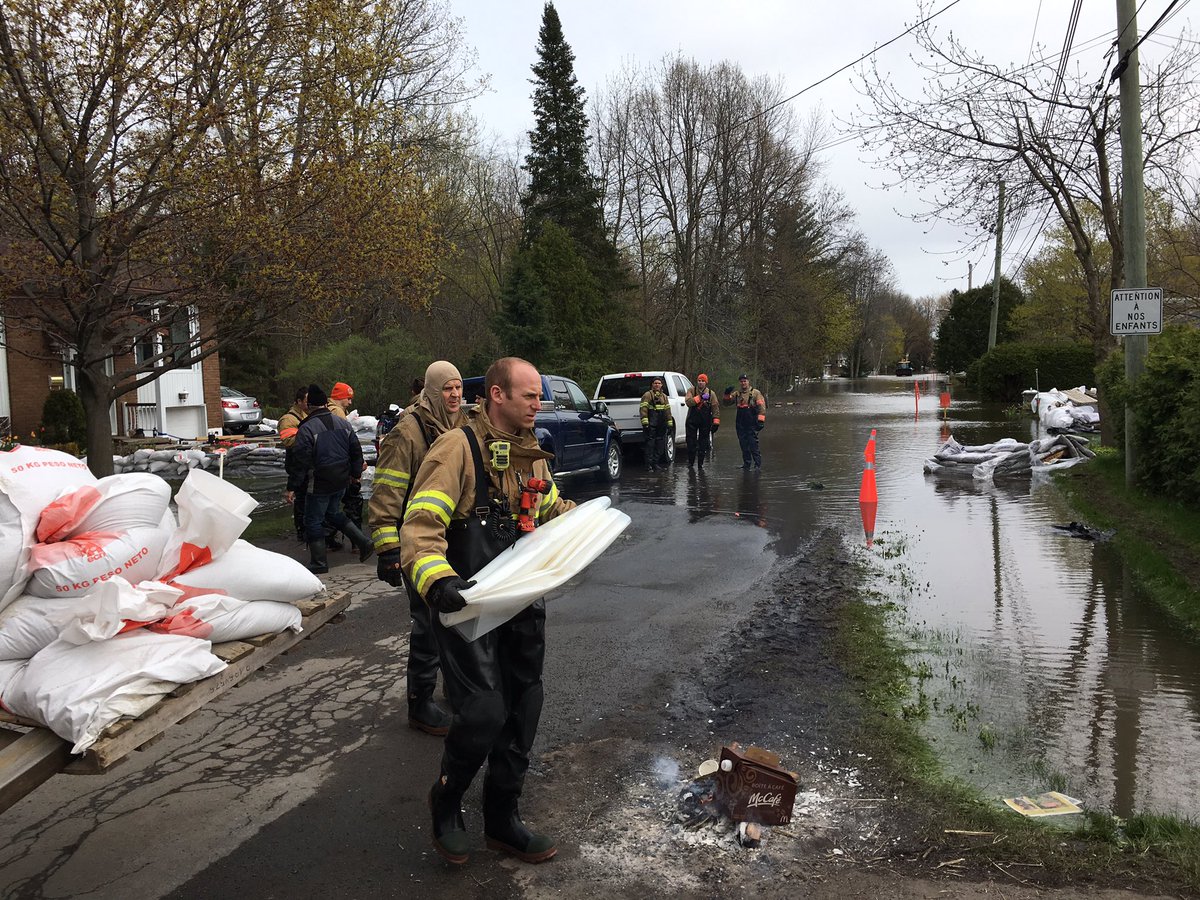 Courage aux membres du <a href="/SPVM/">Police Montréal</a> , <a href="/MTL_SIM/">Sécurité incendieMTL</a> <a href="/ForcesCanada/">Forces armées canadiennes</a>  employé(e)s de <a href="/MTL_Ville/">Ville de Montréal</a> et aux résidents qui luttent contre les #inondations 💪🏻🙏🏼