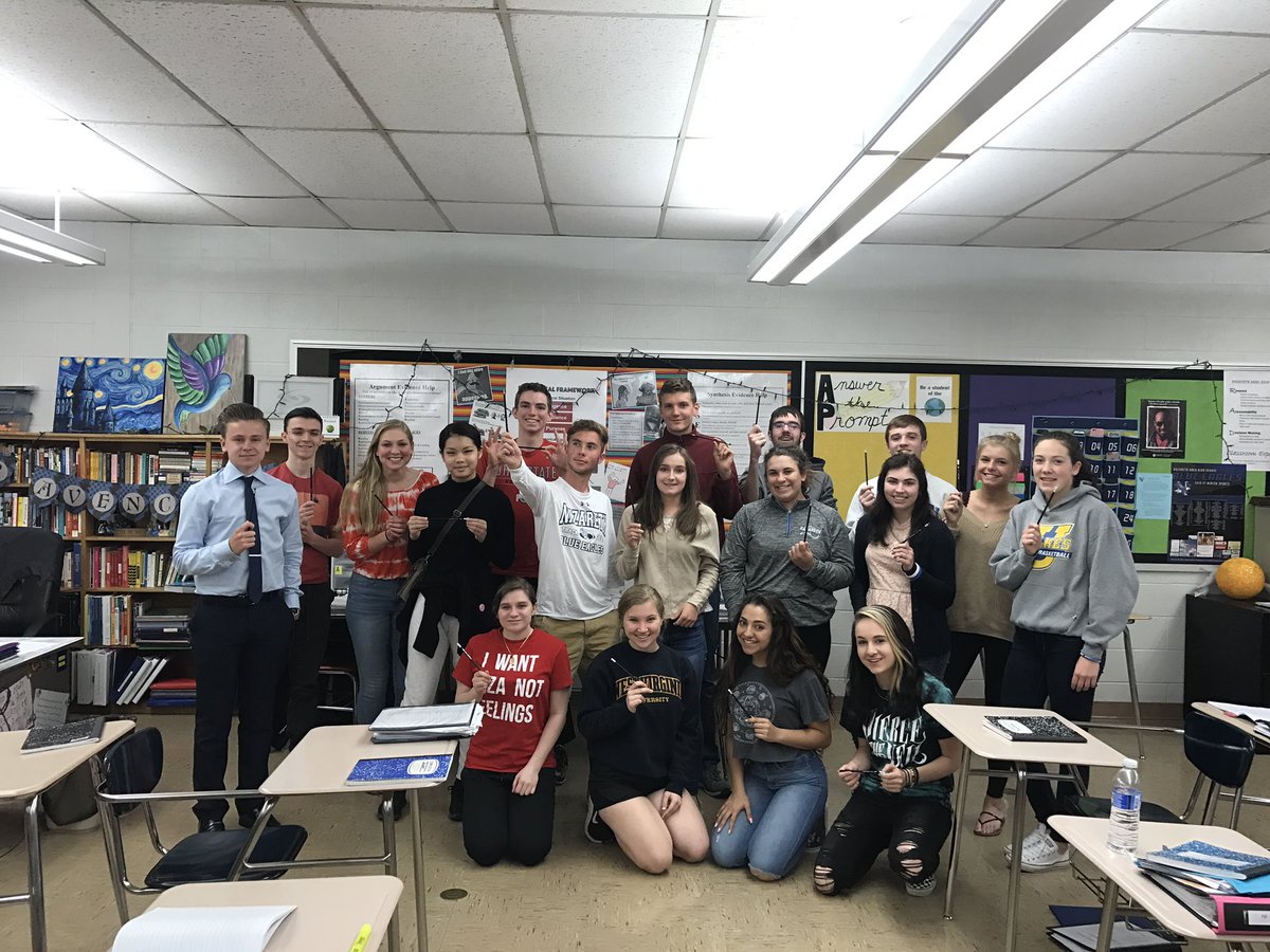 Jameson349's tweet photo. 3/4 of #JamAPLang with their #APMagicPencils ✨✏️ (4BDF pic coming soon....$ https://t.co/Ws8F8ftZWB