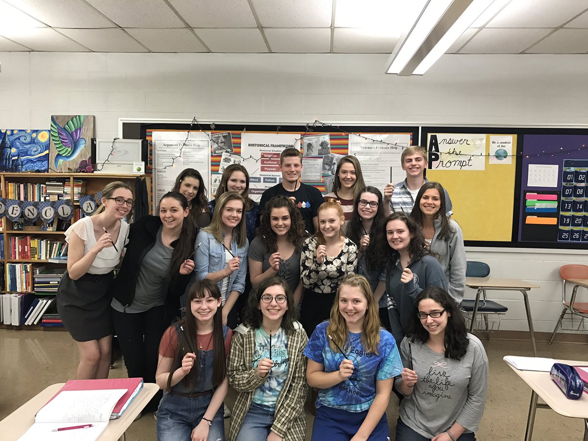 Jameson349's tweet photo. 3/4 of #JamAPLang with their #APMagicPencils ✨✏️ (4BDF pic coming soon....$ https://t.co/Ws8F8ftZWB