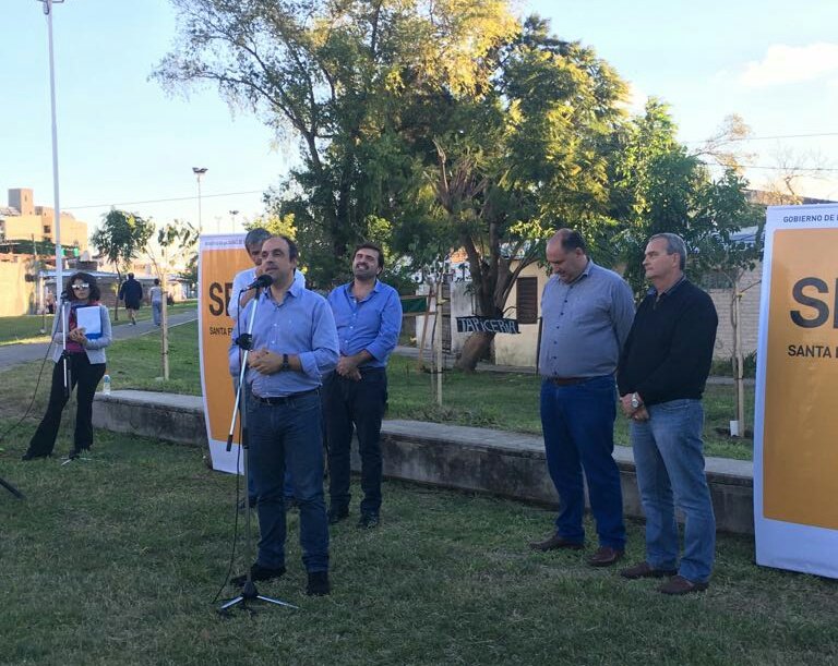 mgcejas's tweet photo. @josecorralSF y @pereiracarlos_a presentaron el #PlanDeForestación2017 q plantará 10.000 árboles en @SantaFeCiudad #SantaFeVerde https://t.co/oGlEGK3fpV
