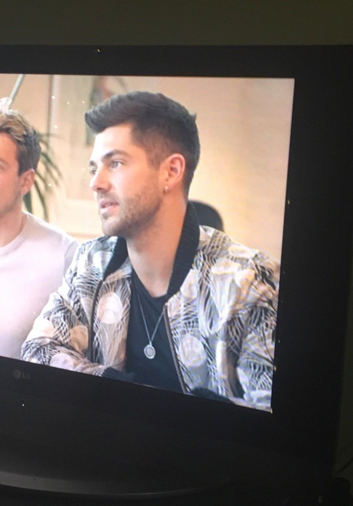 bethmsw's tweet photo. someone could tell me this was one of the chainsmokers and i would 100% believe them https://t.co/txByThruCA