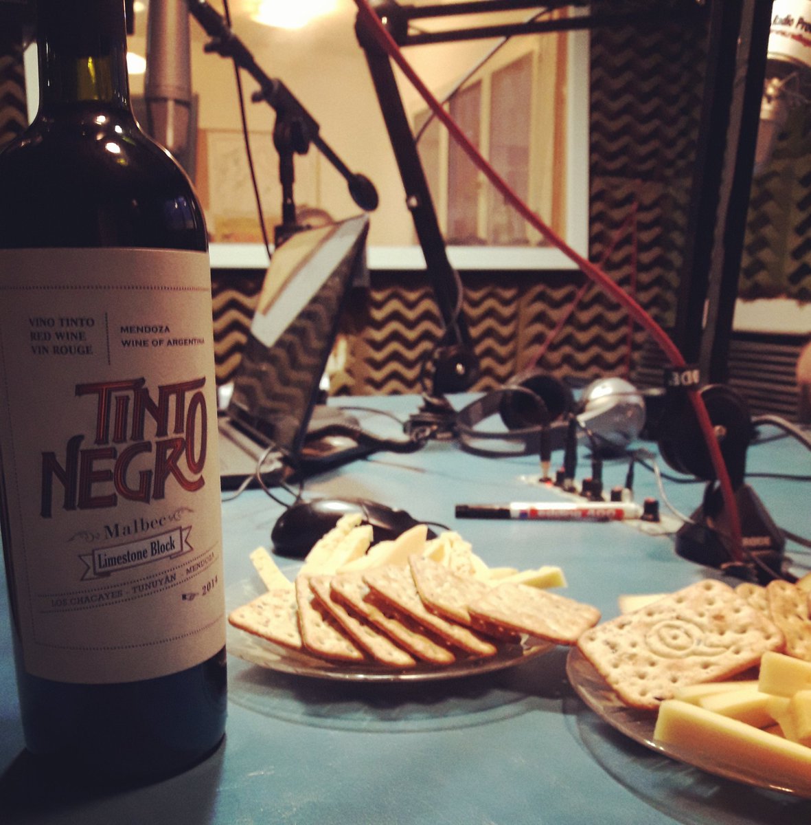 noteentusiasmes's tweet photo. Lunes de #vinos! Asi si son lindos... #sommelier @Noe53021167 y el invitado @JuanRomano10 ! #malbec #tintonegro #limestoneblock https://t.co/OOnGzrnhfn