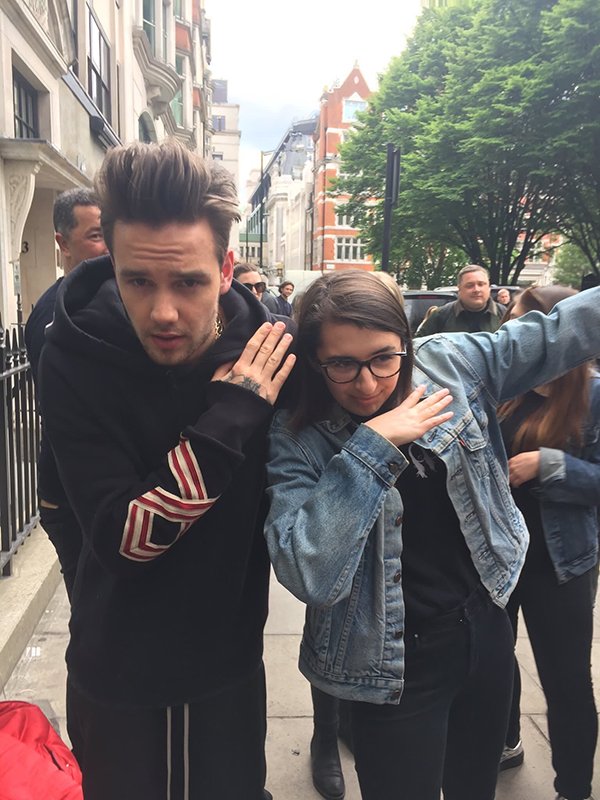 1d_fflashbacks's tweet image. lucky Liam fans yesterday! thank you liam! nice way to surprise me,us! love you xx.