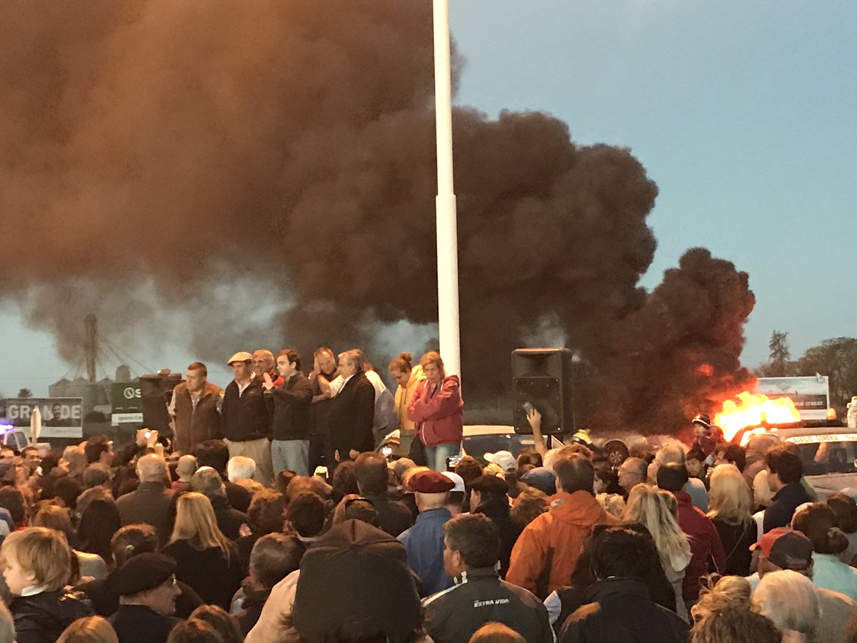 lapraderapulve's tweet image. #SAQUENELAGUA #GeneralVillegas se va ampliar la pasada de agua en rutas 118, 33 y 226. Hoy a la noche arranca x ruta 226 #cortede ruta