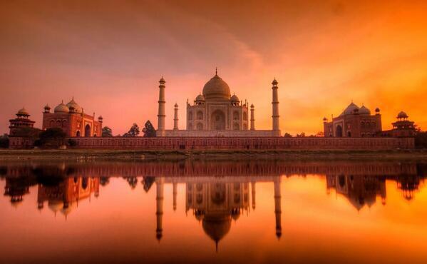 NationalGeograC's tweet photo. Maravilloso amanecer en el Taj Mahal, India https://t.co/u7vJcnQEOV