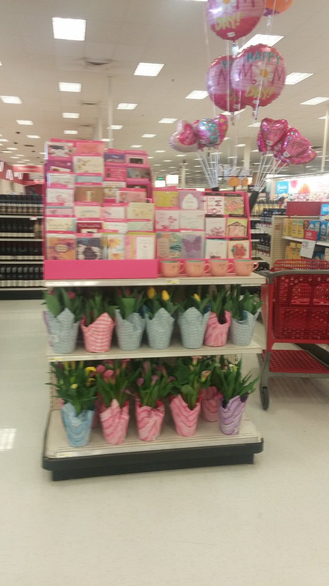 rmitchell1989's tweet photo. Getting ready for Mothers day! Driving sales! #T1901 #mothersday2017 @BenjaminLavoi. @BierlChristine @AliciaRoseH @awdfox91 https://t.co/D6Sha83GCr