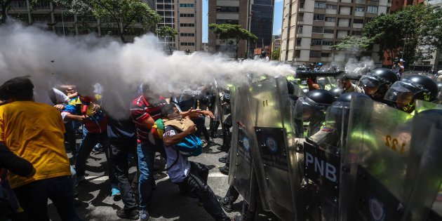 ElNacionalWeb's tweet photo. [Video] Funcionarios disparan lacrimógenas a quemarropa y apuntando a la cara https://t.co/G0wD2tSsCz  https://t.co/lp75wFn6Ks