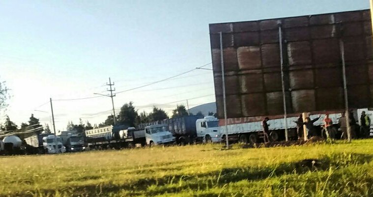 elinformantesn's tweet photo. Desde hace dos horas corte de Av Savio al sur. Camioneros en conflicto. Desvío por calles secundarias. #SanNicolas https://t.co/n1Y2eqDVs9