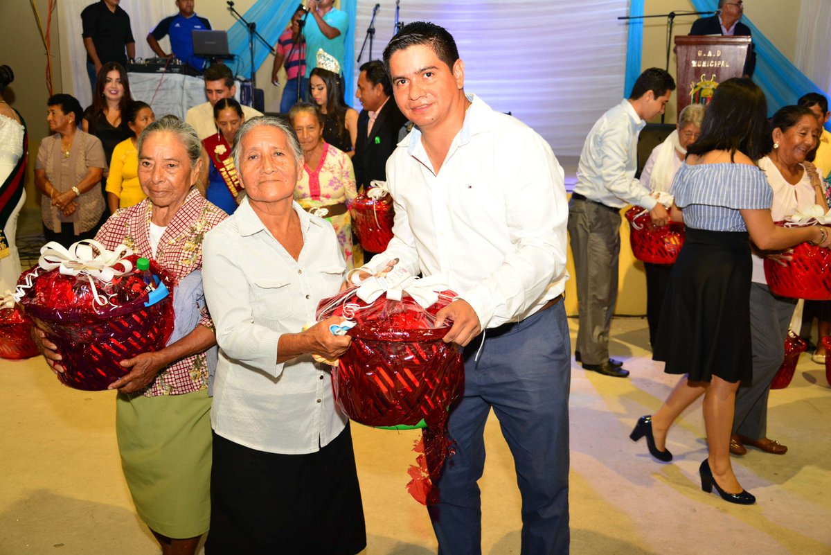 JohnCherrezA's tweet photo. #Alcalde @John_Cherrez inauguró #cubierta tipo #coliseo de #LaCuca, con presentación de #ByronCaicedo, #madres fueron agasajadas por #GADM. https://t.co/Ql2JNzjvrf