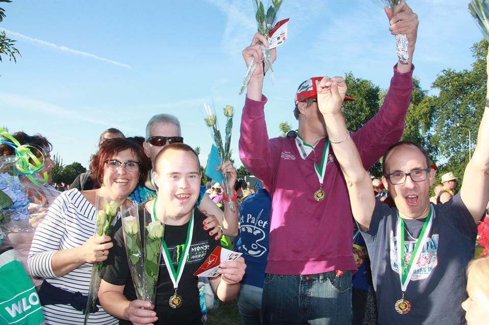 Foto's waar het (wandel)plezier van af spat. Nog even en dan begint editie nummer 7 van de wandel4daagse Ommen! #Ommen #vechtdal