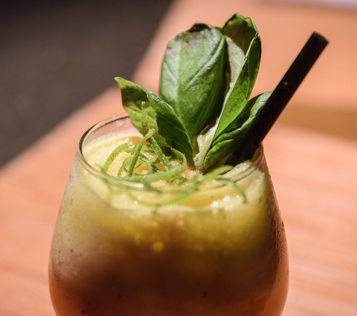 • HAPPY HOUR •
¿Hace cuánto no venís a tomar algo a 1000? ¡Nunca es tarde para concretar aquella famosa salida! #TeEsperamos 👋🏼🍹