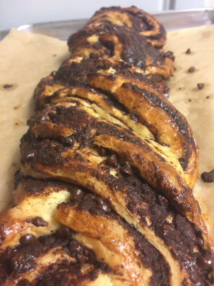 SkiBumSweets's tweet photo. Chocolate babka, big and small! #bread #chocolate #chocolatebabka #swirls #yummy #chocolateforbreakfast https://t.co/eciPlvuyd7