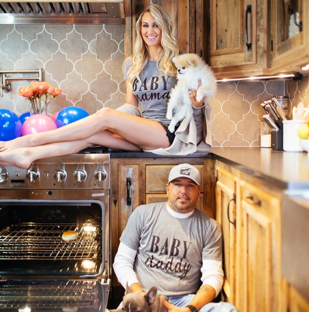 Jason_Aldean's tweet photo. Been hard to keep this secret but we couldnt be happier to add to our family. This year just gets better and better. #bunintheoven👶🏼 https://t.co/QueUgvK3cC