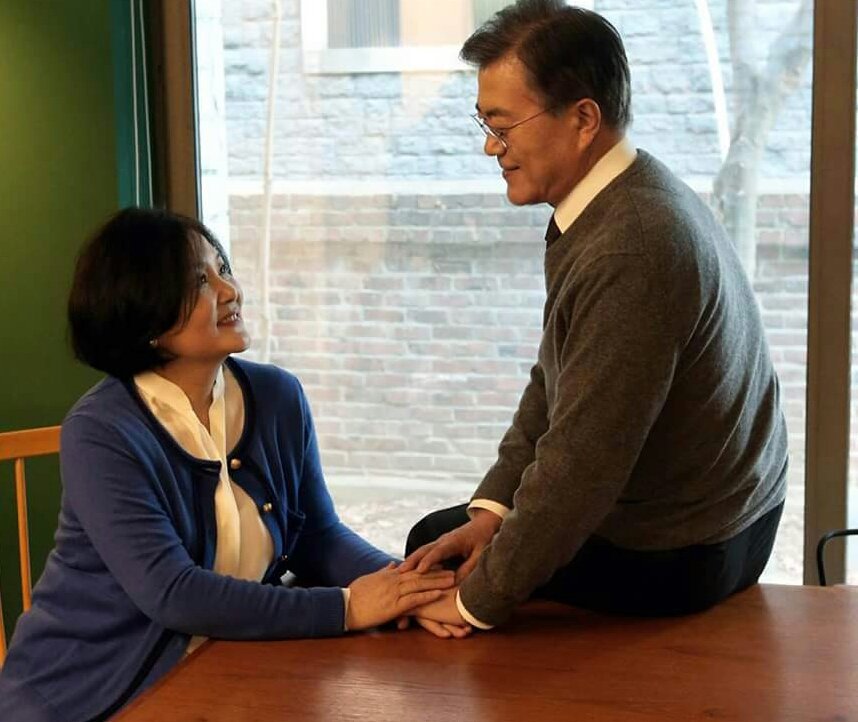 문재인

이 부부는 의논 끝에 문재인이 국가와 국민을 위하여 가장 국정을 잘 수행할 것 이란 믿음이 간다고 한다 
합의하에 문재인에게 투표하기로 결정했다
엄지 ~~~~척 1번 문재인